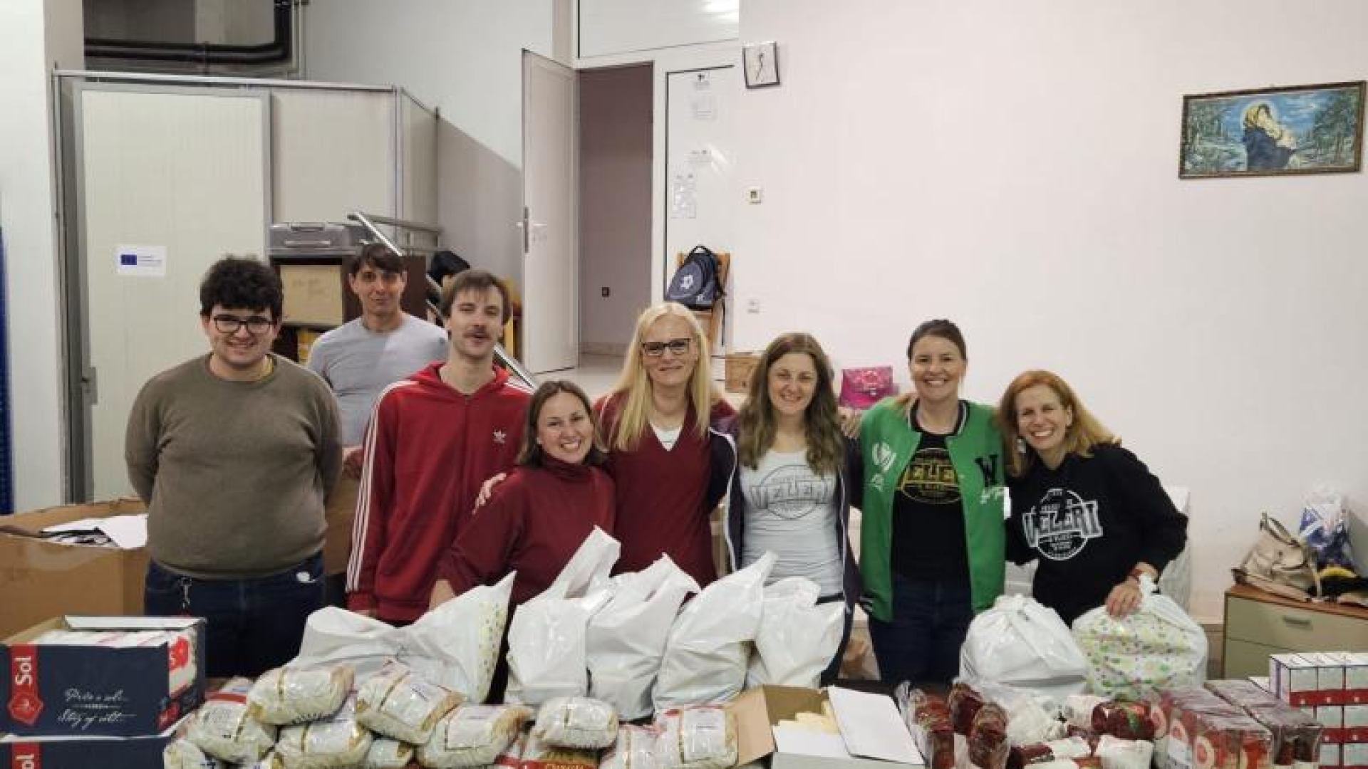 Pakiranje uskrsnih paketa u Caritasu Riječke nadbiskupije